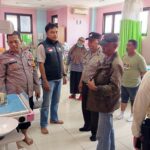 Bayi yang dibuang mendapat perawatan di Puskesmas Kecamatan Cipayung, Minggu (16/11/2025). Foto: Ist