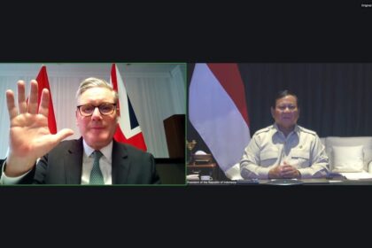 Presiden Prabowo Subianto melakukan percakapan melalui konferensi video dengan PM Inggris Keir Starmer, Sabtu (22/11/2025). Foto: BPMI Setpres