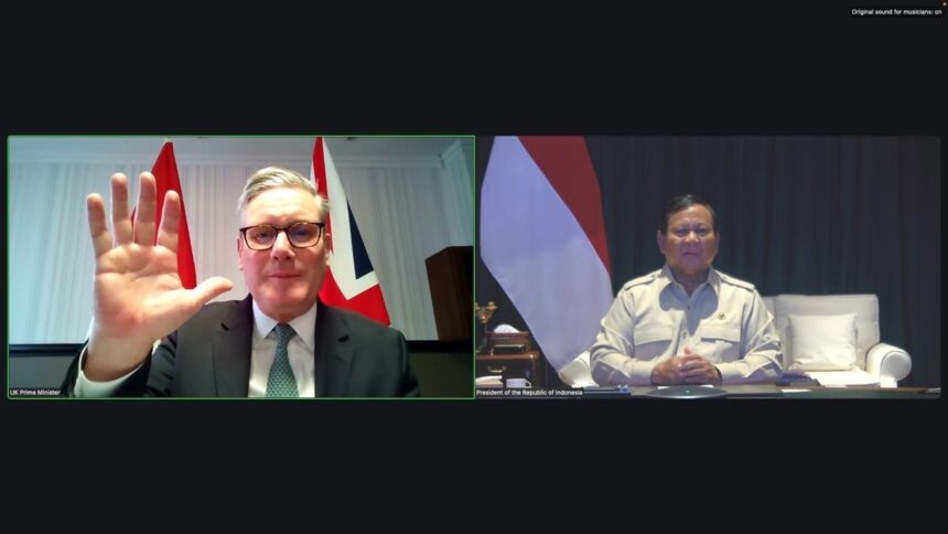 Presiden Prabowo Subianto melakukan percakapan melalui konferensi video dengan PM Inggris Keir Starmer, Sabtu (22/11/2025). Foto: BPMI Setpres