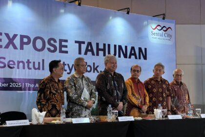 Presiden Direktur PT Sentul City Tbk, Hiramsyah S. Thaib (tiga dari kiri) usai menjelaskan pencapaian kinerja perusahaan.