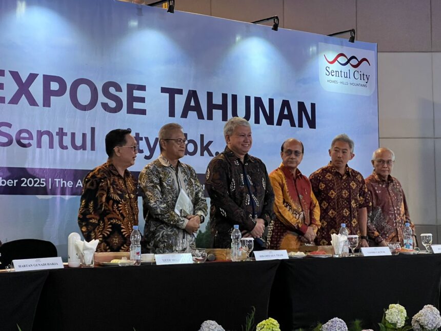 Presiden Direktur PT Sentul City Tbk, Hiramsyah S. Thaib (tiga dari kiri) usai menjelaskan pencapaian kinerja perusahaan.
