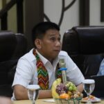 Wakil Menteri Dalam Negeri Akhmad Wiyagus saat memimpin Rakor Tim Pengendalian Inflasi Daerah di Aula Kayuh Baimbai, Kantor Wali Kota Banjarmasin, Kalimantan Selatan, Kamis (13/11/2025). Foto: Ist