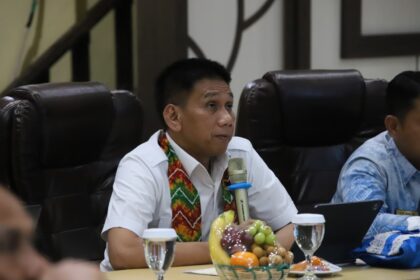 Wakil Menteri Dalam Negeri Akhmad Wiyagus saat memimpin Rakor Tim Pengendalian Inflasi Daerah di Aula Kayuh Baimbai, Kantor Wali Kota Banjarmasin, Kalimantan Selatan, Kamis (13/11/2025). Foto: Ist