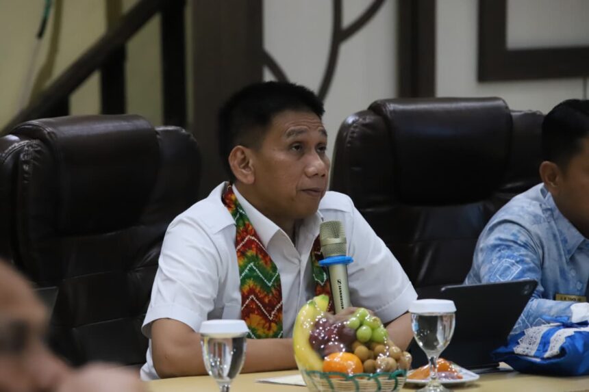 Wakil Menteri Dalam Negeri Akhmad Wiyagus saat memimpin Rakor Tim Pengendalian Inflasi Daerah di Aula Kayuh Baimbai, Kantor Wali Kota Banjarmasin, Kalimantan Selatan, Kamis (13/11/2025). Foto: Ist