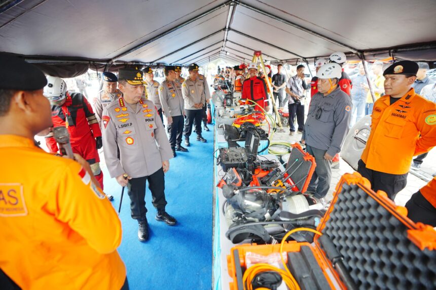 Kapolri Jenderal Listyo Sigit melakukan pengecekan langsung sejumlah personel hingga sarana dan prasarana kesiapsiagaan tanggap bencana dan pengamanan Nataru di Satbrimobda Polda DIY, Jumat (21/11/2025). Foto: Ist