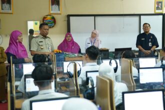 Wali Kota Jakarta Timur, Munjirin dan jajaran saat meninjau Try Out KJP (Kartu Jakarta Pintar) di SMAN 62 Kramat Jati, Selasa (18/11/2025). Foto: Ist