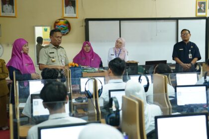 Wali Kota Jakarta Timur, Munjirin dan jajaran saat meninjau Try Out KJP (Kartu Jakarta Pintar) di SMAN 62 Kramat Jati, Selasa (18/11/2025). Foto: Ist