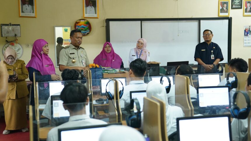 Wali Kota Jakarta Timur, Munjirin dan jajaran saat meninjau Try Out KJP (Kartu Jakarta Pintar) di SMAN 62 Kramat Jati, Selasa (18/11/2025). Foto: Ist