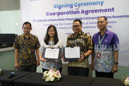 Direktur Utama PT Jakarta Infrastruktur Propertindo (JIP), Nur Iswan, didampingi General Manager SBU Digital JIP, Raymond Akbar, serta dihadiri Direktur Kampus BINUS Kemanggisan, Reina, turut didampingi Direktur General Affairs BINUS University, Jamin Djaja Pranata, saat penandatanganan Perjanjian Kerja Sama (PKS) penyelenggaraan media periklanan digital di lingkungan Universitas Bina Nusantara (BINUS) Kampus Kemanggisan, Jakarta, Senin (3/11/2025). Foto: Ist