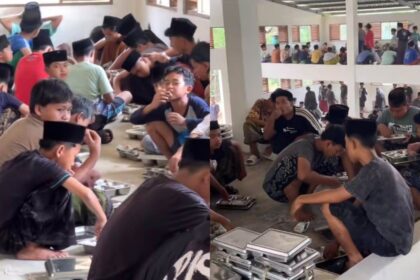 Santri menikmati makanan Program Makan Bergizi Gratis (MBG). Foto: Tangkap layar TikTok @adlanhilmibosmuda