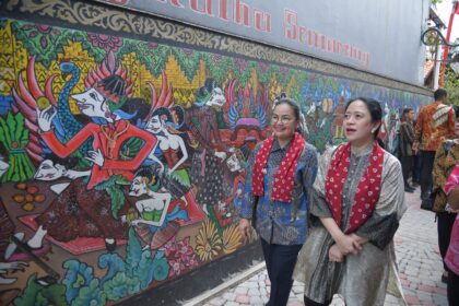 Wali kota Semarang bersama Ketua DPR RI Puan Maharani saat meninjau Kampoeng Djadhoel. Foto: Ist