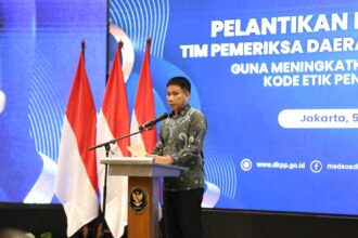 Wamendagri Akhmad Wiyagus memberikan sambutan pada Pelantikan dan Pembekalan Tim Pemeriksa Daerah Tahun 2025–2026 di Hotel Mercure Convention Ancol, Jakarta, Kamis (6/11/2025). Foto: Ist