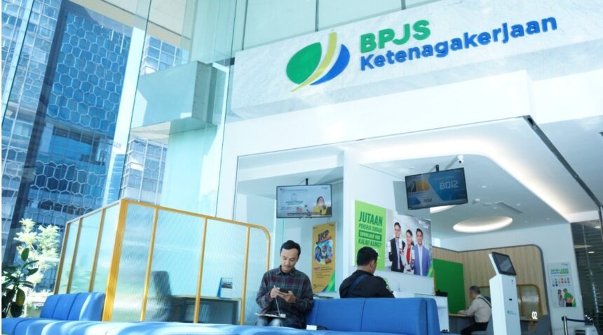 Kantor Cabang BPJS Ketenagakerjaan Jakarta Plaza BPJamsostek ingatkan perusahaan patuh membayar iuran program Jamsostek untuk memastikan perlindungan pekerja selalu aktif. Foto: Ist