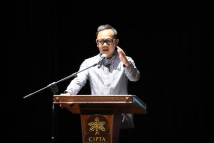 Wamendagri Bima Arya Sugiarto menyampaikan keynote speech pada acara Pijar Foundation bertema Muda30 Award di Teater Jakarta, Taman Ismail Marzuki, Jakarta, Senin (3/11/2025) malam. Foto: Kemendagri