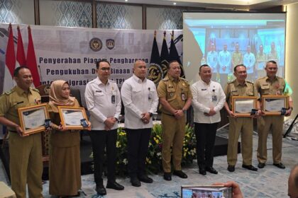 Kepala Kantor Wilayah Imigrasi DKI Jakarta, Pamuji Raharja bersama Wakil Wali Kota Jakarta Timur, Kusmanto, dan jajaran dalam kegiatan peresmian desa binaan imigrasi di Wilayah Jakarta Timur, Senin (24/11/2025). Foto: Ist