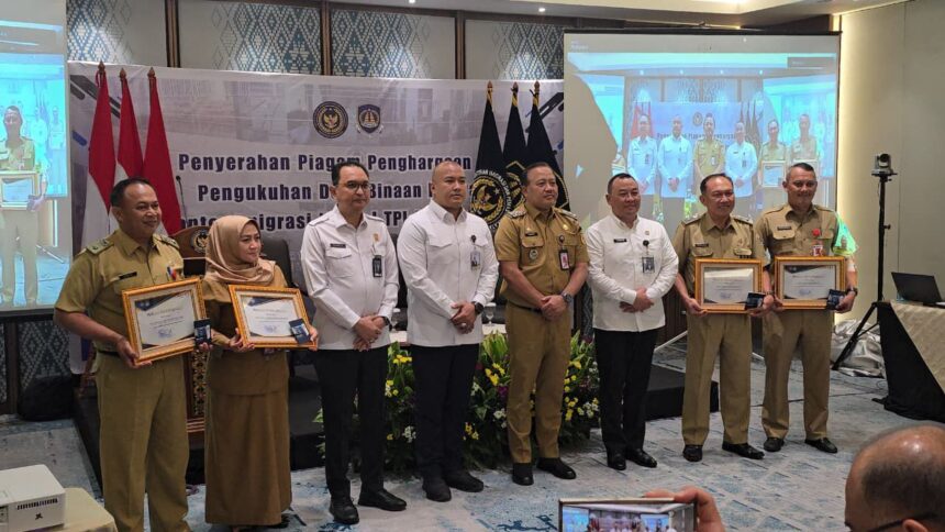 Kepala Kantor Wilayah Imigrasi DKI Jakarta, Pamuji Raharja bersama Wakil Wali Kota Jakarta Timur, Kusmanto, dan jajaran dalam kegiatan peresmian desa binaan imigrasi di Wilayah Jakarta Timur, Senin (24/11/2025). Foto: Ist