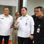 Plt Direktur Jenderal Imigrasi, Brigjen Pol Yuldi Yusman, Kepala Kantor Imigrasi Kelas I Khusus Non TPI Jakarta Selatan, Bugie Kurniawan, bersama pimpinan Direktorat Jenderal Imigrasi Kementerian Imigrasi dan Pemasyarakatan, Pemerintah Provinsi DKI Jakarta, perwakilan Kementerian PAN RB, Kementerian Investasi/BKPM, Ombudsman RI, dalam peluncuran SIMPLE (South Jakarta Immigration Stay Permit Lounge) di Mall Pelayanan Publik (MPP) Provinsi Daerah Khusus Jakarta, Selasa (25/11/2025). Foto: Ist