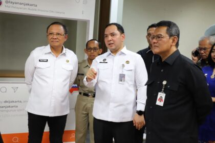 Plt Direktur Jenderal Imigrasi, Brigjen Pol Yuldi Yusman, Kepala Kantor Imigrasi Kelas I Khusus Non TPI Jakarta Selatan, Bugie Kurniawan, bersama pimpinan Direktorat Jenderal Imigrasi Kementerian Imigrasi dan Pemasyarakatan, Pemerintah Provinsi DKI Jakarta, perwakilan Kementerian PAN RB, Kementerian Investasi/BKPM, Ombudsman RI, dalam peluncuran SIMPLE (South Jakarta Immigration Stay Permit Lounge) di Mall Pelayanan Publik (MPP) Provinsi Daerah Khusus Jakarta, Selasa (25/11/2025). Foto: Ist