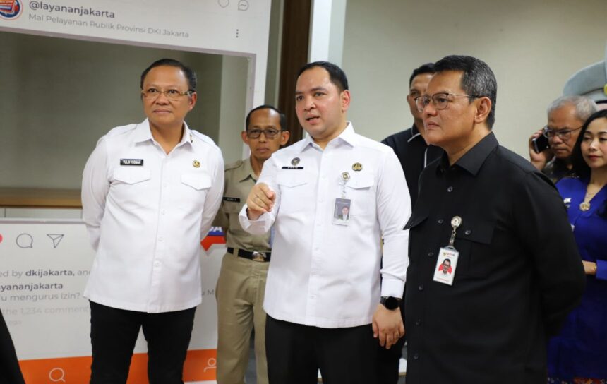 Plt Direktur Jenderal Imigrasi, Brigjen Pol Yuldi Yusman, Kepala Kantor Imigrasi Kelas I Khusus Non TPI Jakarta Selatan, Bugie Kurniawan, bersama pimpinan Direktorat Jenderal Imigrasi Kementerian Imigrasi dan Pemasyarakatan, Pemerintah Provinsi DKI Jakarta, perwakilan Kementerian PAN RB, Kementerian Investasi/BKPM, Ombudsman RI, dalam peluncuran SIMPLE (South Jakarta Immigration Stay Permit Lounge) di Mall Pelayanan Publik (MPP) Provinsi Daerah Khusus Jakarta, Selasa (25/11/2025). Foto: Ist