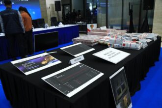 Bareskrim menujunjukkan sejumlah barang bukti hasil sita kasus illegal access platform perdagangan aset kripto internasional Markets.com, Kamis (20/11/2025). Foto: Ist