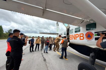 Kepala BNPB Letjen TNI Suharyanto melakukan peninjauan udara dan mendistribusikan bantuan untuk bencana melanda sejumlah Wilayah di Sumatera Utara, Jumat (29/11/2025). Foto: Ist