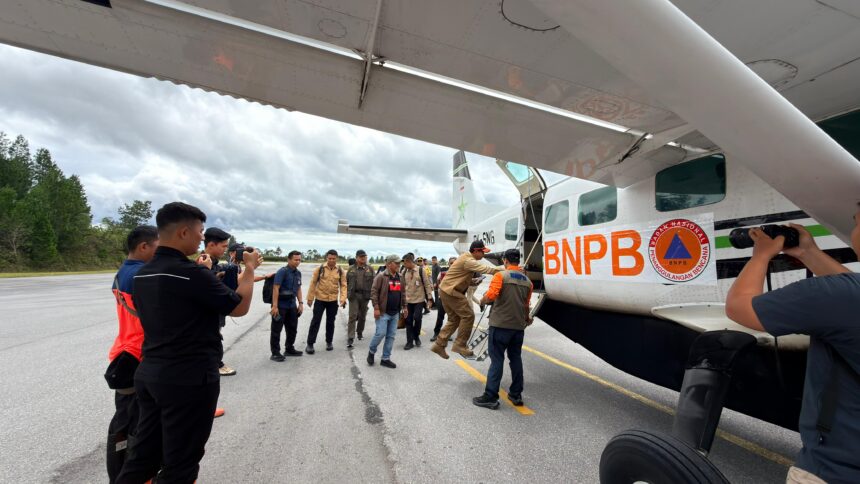 Kepala BNPB Letjen TNI Suharyanto melakukan peninjauan udara dan mendistribusikan bantuan untuk bencana melanda sejumlah Wilayah di Sumatera Utara, Jumat (29/11/2025). Foto: Ist