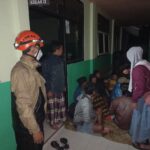 Warga mengungsi di pos pengungsian di Balai Desa Oro-Oro Ombo dan SD 2 Supiturang, Rabu (19/11/2025). Foto: Ist