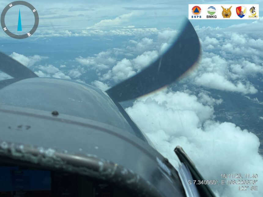 Operasi Modifikasi Cuaca dipusatkan di Bandara Husein Sastranegara, Bandung, Jawa Barat untuk mendukung percepatan penanganan bencana tanah longsor di Cilacap, Minggu (16/11/2025). Foto: BNPB