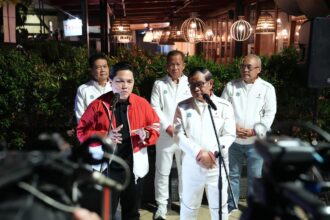 Menteri Pemuda dan Olahraga Republik Indonesia (Menpora RI) Erick Thohir dan Gubernur DKI Jakarta Pramono Anung secara resmi menutup Pekan Olahraga Pelajar Nasional (Popnas) XVII dan Pekan Paralimpik Pelajar Nasional (Peparpenas) XI Jakarta 2025 di GOR Mahasiswa Soemantri Brodjonegoro (GMSB), Minggu (9/11). 