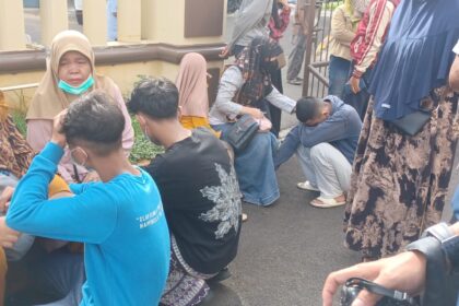 Pelajar yang terlibat tawuran menangis dipelukan orangtuanya di Mapolsek Pesanggrahan, Jakarta Selatan, Kamis (6/11/2025). Foto: Joesvicar Iqbal/ipol.id