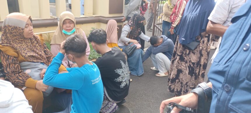 Pelajar yang terlibat tawuran menangis dipelukan orangtuanya di Mapolsek Pesanggrahan, Jakarta Selatan, Kamis (6/11/2025). Foto: Joesvicar Iqbal/ipol.id