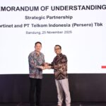VP Global Strategic Partnership & Synergy Arfianto Ramadhian (kanan) saat memberikan cinderamata kepada Director Fortinet Indonesia Edwin Lim (kiri) pada acara seremoni penandatanganan MoU antara Telkom dan Fortinet di Bandung, pada Selasa (25/11). Foto: Telkom Indonesia