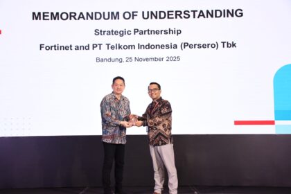 VP Global Strategic Partnership & Synergy Arfianto Ramadhian (kanan) saat memberikan cinderamata kepada Director Fortinet Indonesia Edwin Lim (kiri) pada acara seremoni penandatanganan MoU antara Telkom dan Fortinet di Bandung, pada Selasa (25/11). Foto: Telkom Indonesia