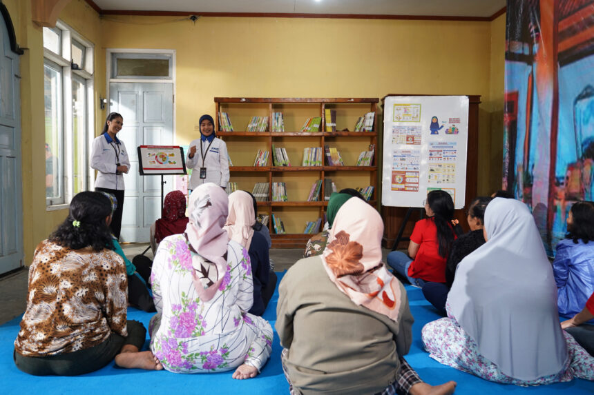 Petugas PNM memberikan pendampingan kepada nasabah Mekaar