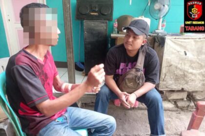 Polisi amankan pria yang menabrakan diri ke mobil di kawasan Tanah Abang. Foto: Ist