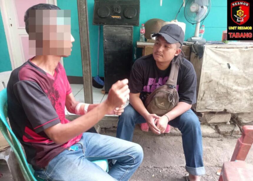 Polisi amankan pria yang menabrakan diri ke mobil di kawasan Tanah Abang. Foto: Ist