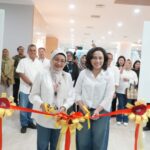 CEO AdMedika Dian Prambini (kiri) dan Plh. Direktur Utama RSUP Kemenkes Surabaya dr. Martha Muliana L.S., SH., MARS., M.H.Kes (kanan) saat prosesi pemotongan Pita Launching AdMedika VIP Lounge di RSUP Kemenkes Surabaya. Foto: Dok Telkom Indonesia
