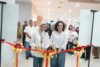 CEO AdMedika Dian Prambini (kiri) dan Plh. Direktur Utama RSUP Kemenkes Surabaya dr. Martha Muliana L.S., SH., MARS., M.H.Kes (kanan) saat prosesi pemotongan Pita Launching AdMedika VIP Lounge di RSUP Kemenkes Surabaya. Foto: Dok Telkom Indonesia