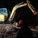 Kendaraan alat berat dikerahkan untuk pencarian sejumlah korban pasca longsor melanda wilayah Kecamatan Majenang, Kabupaten Cilacap, Jawa Tengah, Kamis (13/11/2025) pukul 20.00 WIB hingga Jumat (14/11) dini hari. Foto: Ist