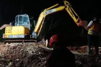 Kendaraan alat berat dikerahkan untuk pencarian sejumlah korban pasca longsor melanda wilayah Kecamatan Majenang, Kabupaten Cilacap, Jawa Tengah, Kamis (13/11/2025) pukul 20.00 WIB hingga Jumat (14/11) dini hari. Foto: Ist