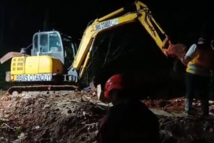 Kendaraan alat berat dikerahkan untuk pencarian sejumlah korban pasca longsor melanda wilayah Kecamatan Majenang, Kabupaten Cilacap, Jawa Tengah, Kamis (13/11/2025) pukul 20.00 WIB hingga Jumat (14/11) dini hari. Foto: Ist