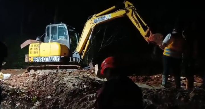 Kendaraan alat berat dikerahkan untuk pencarian sejumlah korban pasca longsor melanda wilayah Kecamatan Majenang, Kabupaten Cilacap, Jawa Tengah, Kamis (13/11/2025) pukul 20.00 WIB hingga Jumat (14/11) dini hari. Foto: Ist