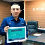 Direktur Utama Infomedia Eddy Sofryano menunjukkan penghargaan "Best Company of The Year 2025" oleh Frost & Sullivan untuk kategori Customer Experience Management (CXM) di Indonesia. Foto: Telkom Indonesia