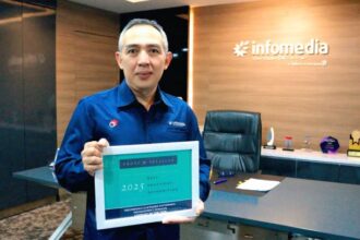 Direktur Utama Infomedia Eddy Sofryano menunjukkan penghargaan "Best Company of The Year 2025" oleh Frost & Sullivan untuk kategori Customer Experience Management (CXM) di Indonesia. Foto: Telkom Indonesia