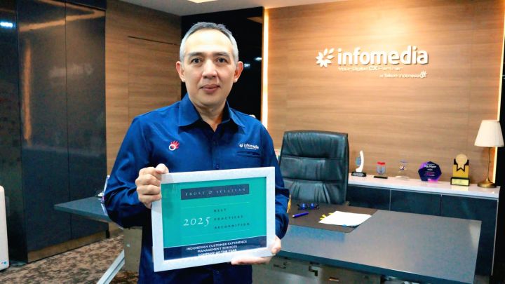 Direktur Utama Infomedia Eddy Sofryano menunjukkan penghargaan "Best Company of The Year 2025" oleh Frost & Sullivan untuk kategori Customer Experience Management (CXM) di Indonesia. Foto: Telkom Indonesia