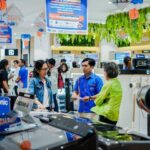 Tampak pelanggan sedang bertanya tentang produk kepada customer service Electronic City di Gading Serpong, Tangerang.