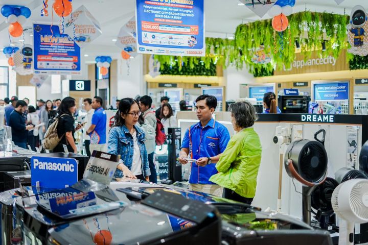 Tampak pelanggan sedang bertanya tentang produk kepada customer service Electronic City di Gading Serpong, Tangerang.