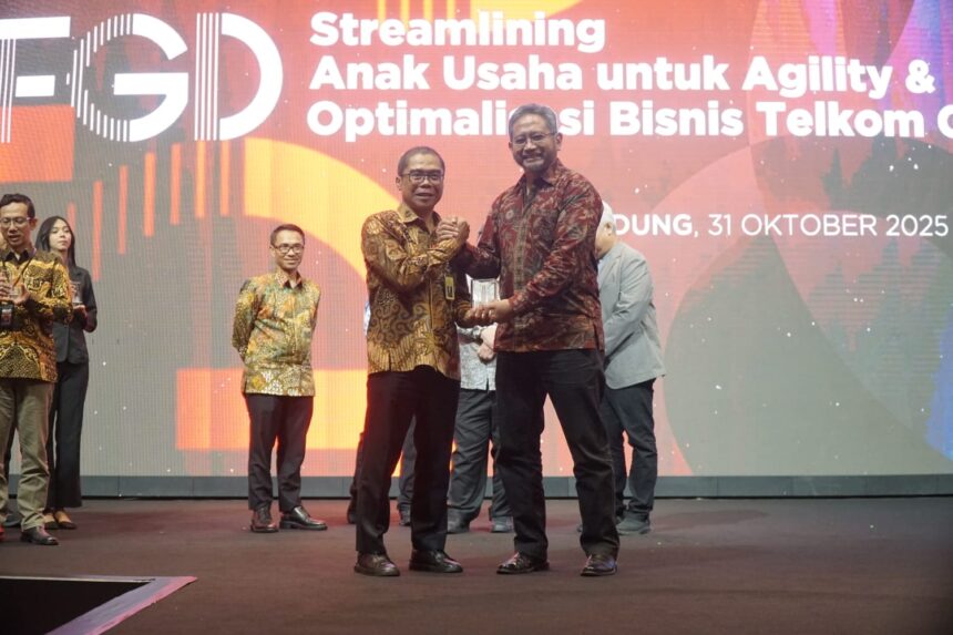 Jaksa Agung Muda Pembinaan, Dr. Hendro Dewanto, S.H., M.Hum (kiri) dan Direktur Strategic Business Development & Portfolio Telkom Seno Soemadji (kanan) pada acara “Forum Group Discussion: Streamlining Anak Usaha untuk Agility & Optimalisasi Bisnis Telkom”, pada Jumat (31/10/2025) di Bandung. Foto: Telkom Indonesia