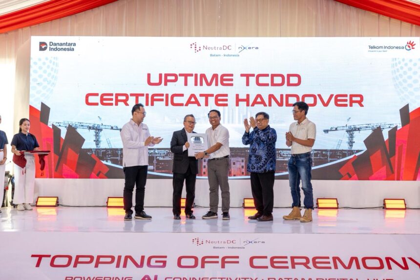 Penyerahan Sertifikat Uptime Institute Tier-3 Certification of Design Documents (TCDD) untuk fasilitas Hyperscale Data Center (HDC) NeutraDC-Nxera Batam yang berlangsung di Batam, pada Kamis (30/10/2025). Foto: Telkom Indonesia