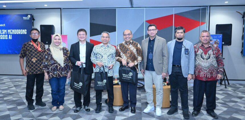 SM RSME Telkom Regional 2 Sonya Soraya (kedua dari kiri), Dekan School of Computer Science BINUS University Prof. Dr. Ir. Derwin Suhartono, S.Kom. (ketiga dari kiri), MTI, Direktur Inovasi dan Riset Berdampak Tinggi Universitas Indonesia Chairul Hudaya, Ph.D. (keempat dari kiri), Direktur Business Development dan Portfolio Management PT Pos indonesia Dr. Prasabri Pesti (keempat dari kanan), EVP Telkom Regional 2 Edie Kurniawan (ketiga dari kanan), Deputy EGM Digital Product Fauzan Feisal (kedua dari kanan) pada acara seminar Telkom AI Connect by Telkom Regional II di Jakarta, pada (29/10). Foto: Telkom Indonesia